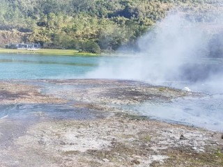 Microbial mats of silica terraces